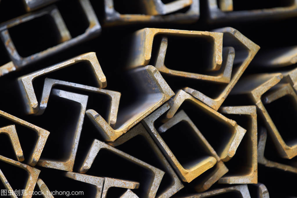 在金屬產品在倉庫包金屬型材通道